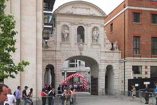 Brama przed Paternoster Square w Londyn City.